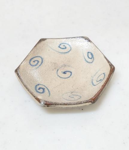呉須渦紋六角小皿